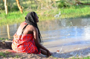 woman Lake VIctoria Shore in Kiaumu