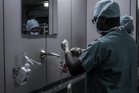 surgeons washing hands